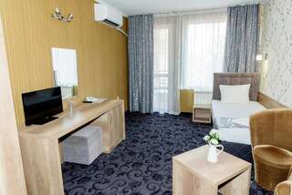Отель Hotel Prestige Бургас Двухместный номер с 2 отдельными кроватями-1